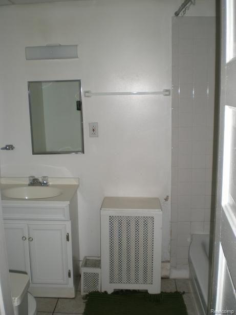 91 Muir Road Grosse Pointe, MI 48236 - Photo 11 of 22 Unit 1 Bathroom
