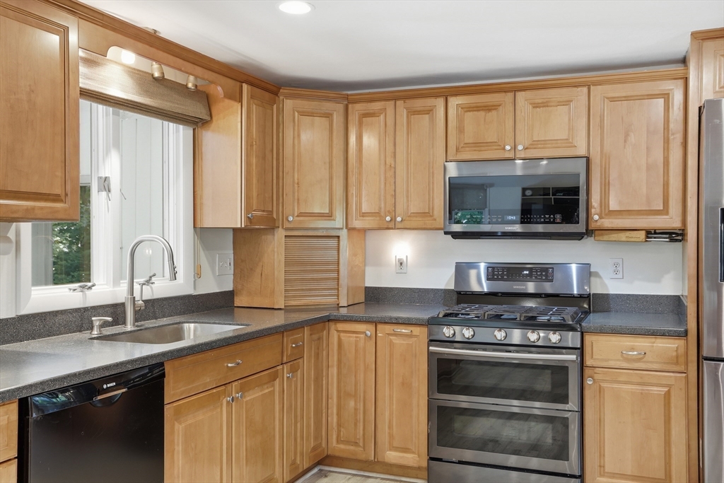 289 Concord Road Bedford, MA 01730 - Photo 4 of 27