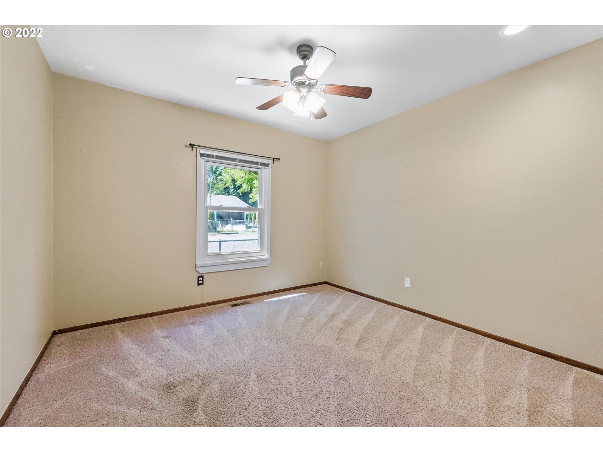 3200 R Street Vancouver, WA 98663 - Photo 17 of 32 a view of an empty room with window