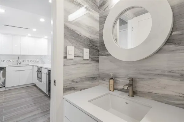 $599,000 | 5701 Collins Avenue, Unit 1707, Miami Beach, FL 33140