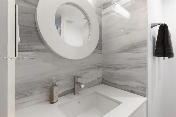 $599,000 | 5701 Collins Avenue, Unit 1707, Miami Beach, FL 33140