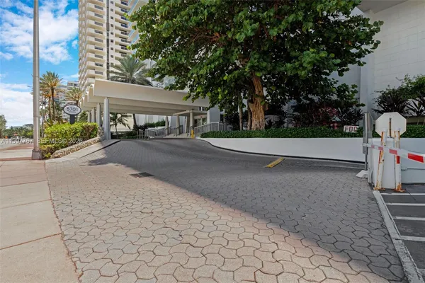 $599,000 | 5701 Collins Avenue, Unit 1707, Miami Beach, FL 33140