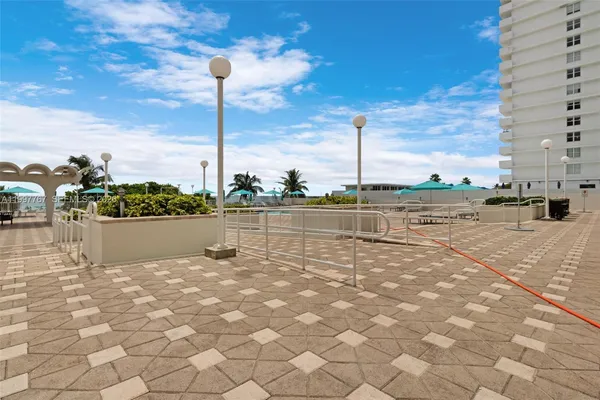$599,000 | 5701 Collins Avenue, Unit 1707, Miami Beach, FL 33140