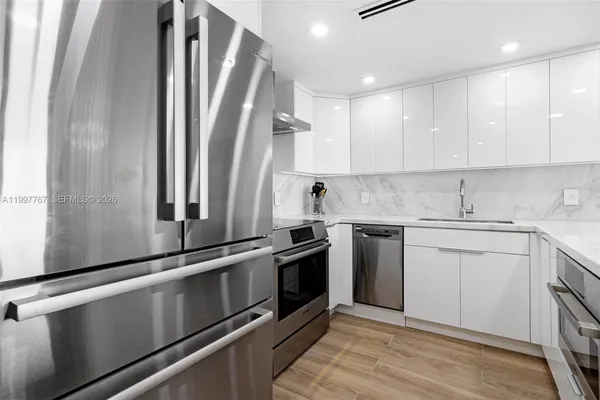 $599,000 | 5701 Collins Avenue, Unit 1707, Miami Beach, FL 33140