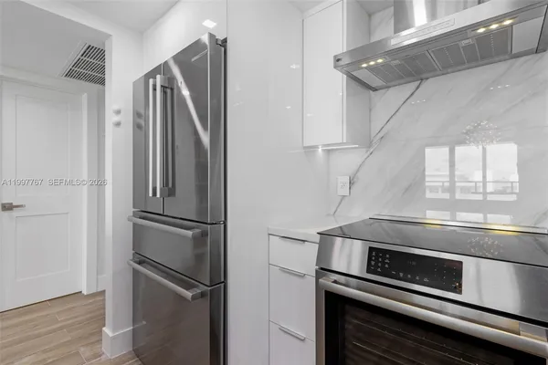 $599,000 | 5701 Collins Avenue, Unit 1707, Miami Beach, FL 33140