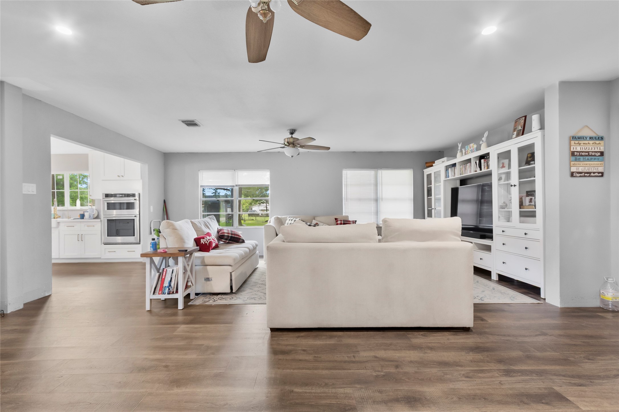 106 Crow Road Baytown, TX 77520 - Photo 3 of 17