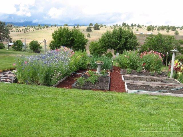 27103 Ridge Road John Day, OR 97845 - Photo 22 of 25 a view of a garden