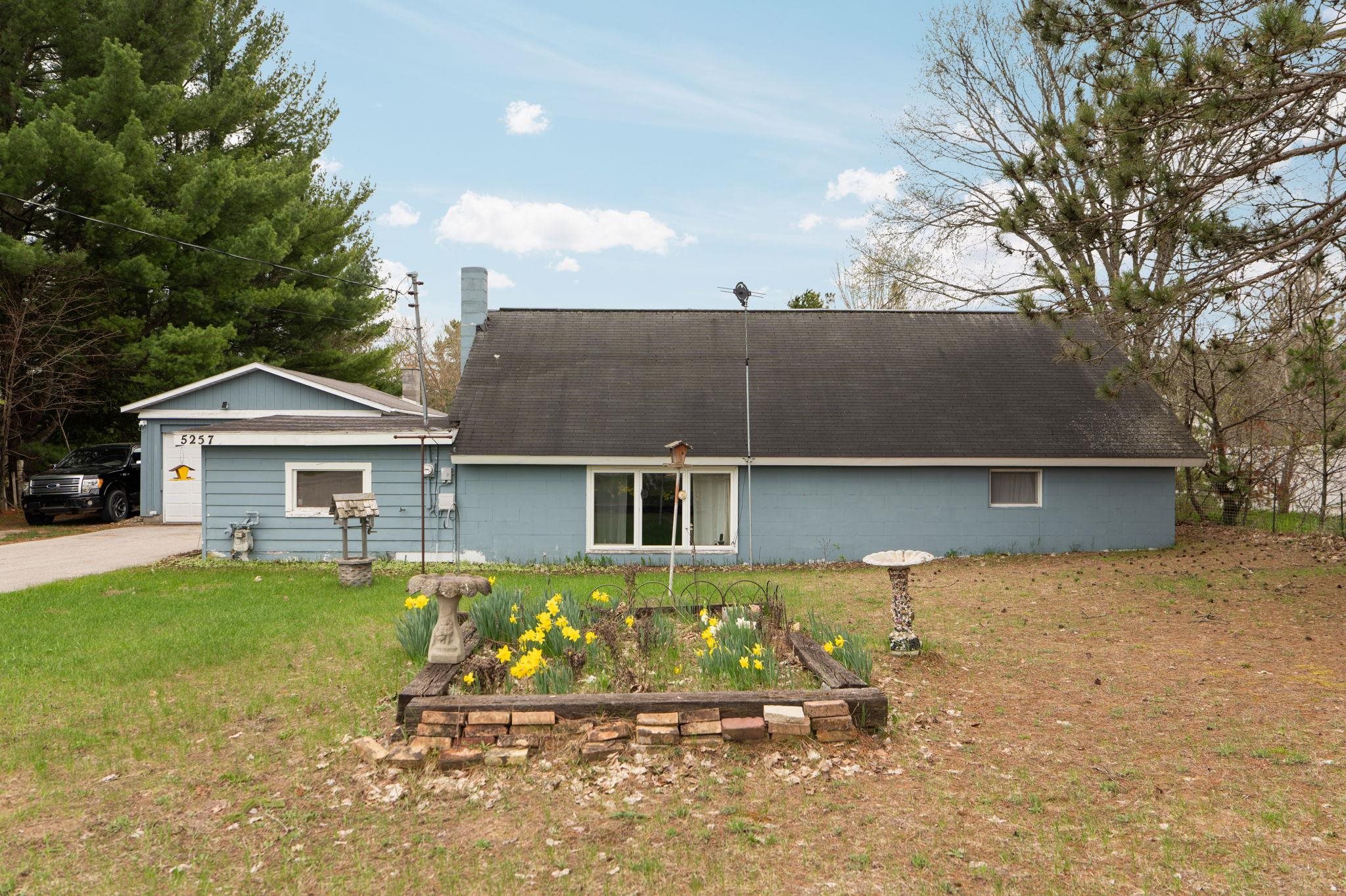 5257 Vance Road Grawn, MI 49637 - Photo 3 of 40