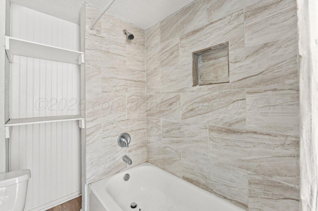 322 Poplar Street Amarillo, TX 79107 - Photo 28 of 42 a bathroom with a bathtub