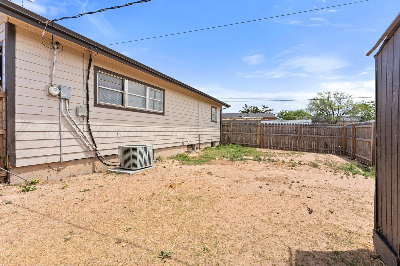 322 Poplar Street Amarillo, TX 79107 - Photo 37 of 42 a backyard of a house