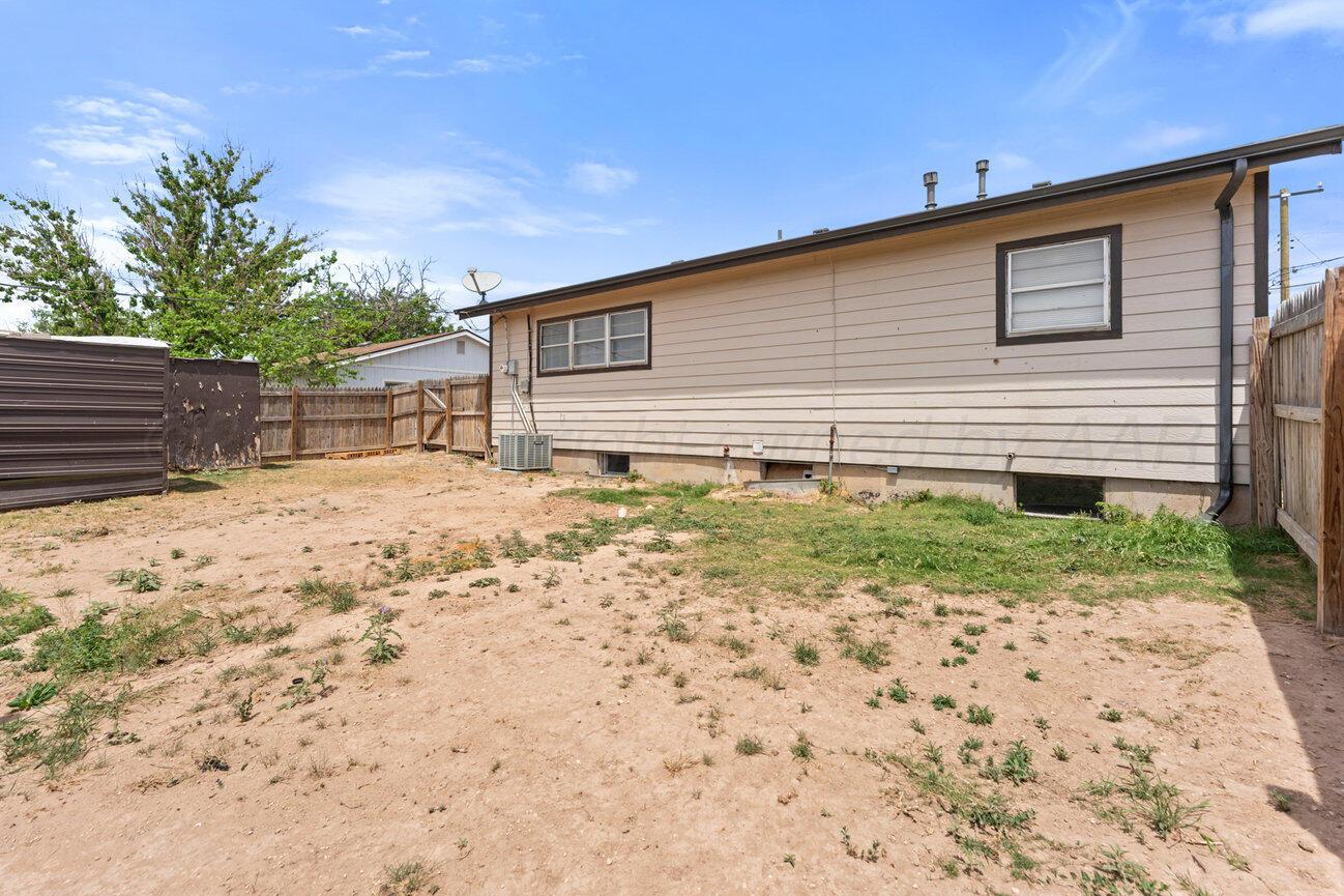 322 Poplar Street Amarillo, TX 79107 - Photo 38 of 42 a backyard of a house