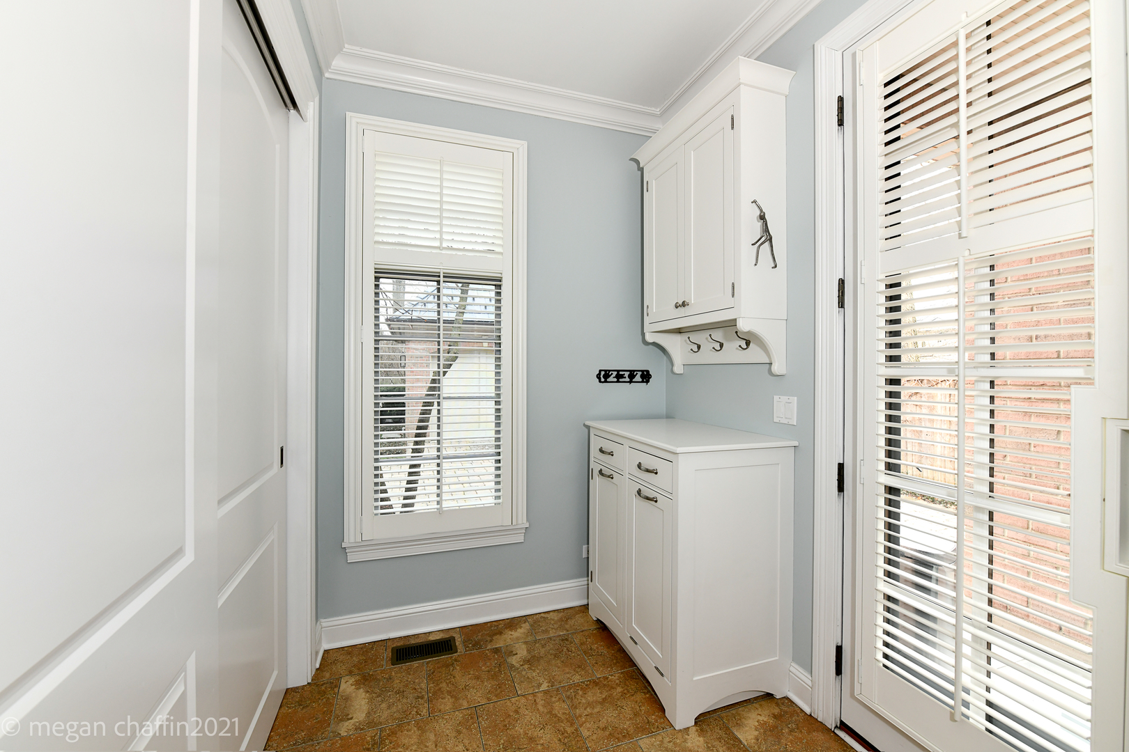 102 Church Road Winnetka, IL 60093 - Photo 20 of 46 a bathroom with a tub sink and mirror