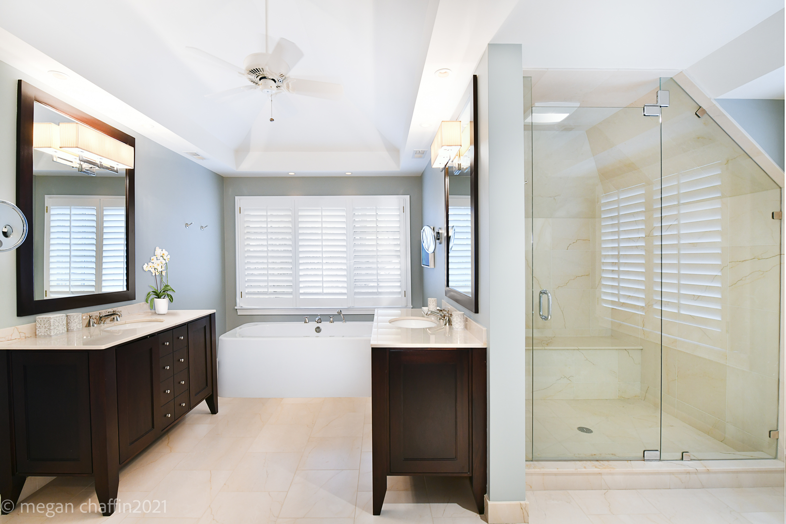 102 Church Road Winnetka, IL 60093 - Photo 26 of 46 a bathroom with a tub sink and mirror