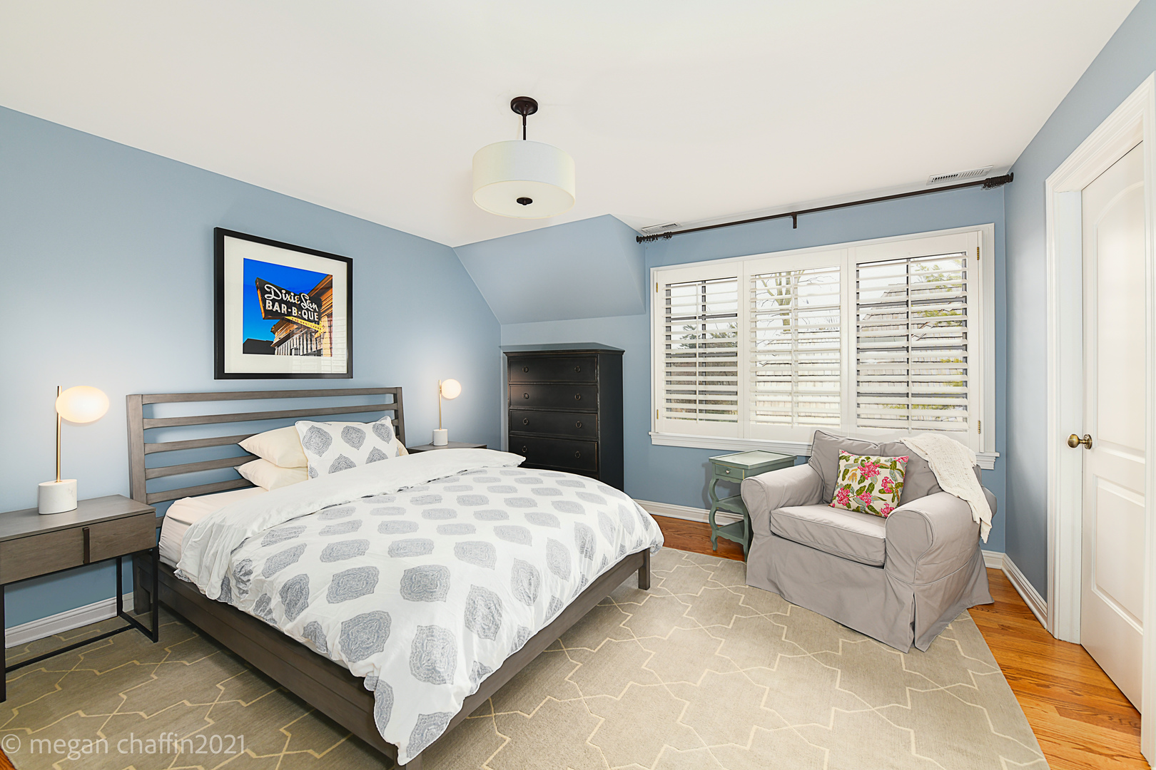 102 Church Road Winnetka, IL 60093 - Photo 28 of 46 a bedroom with a bed a couch and a large window