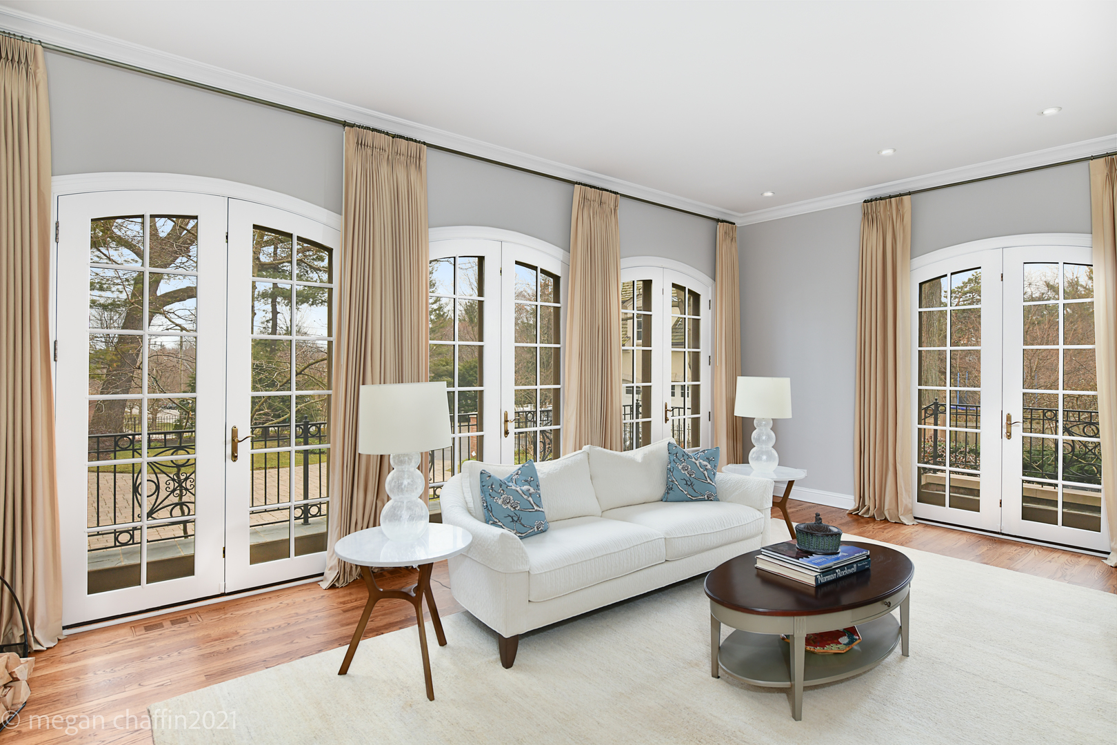 102 Church Road Winnetka, IL 60093 - Photo 5 of 46 a living room with furniture and a potted plant