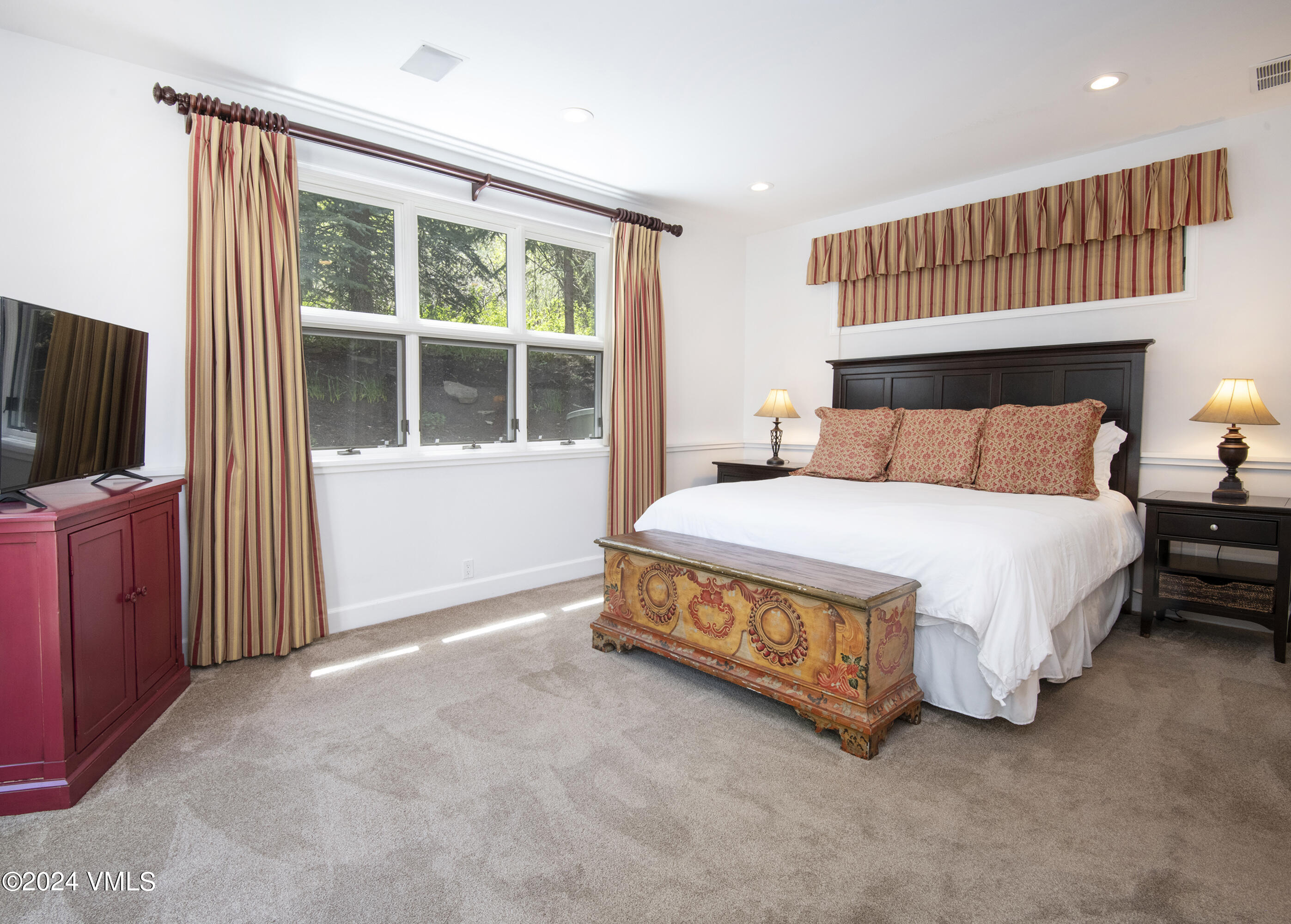 1968 Vermont Road Vail, CO 81657 - Photo 43 of 69 a spacious bedroom with a bed and a flat tv screen