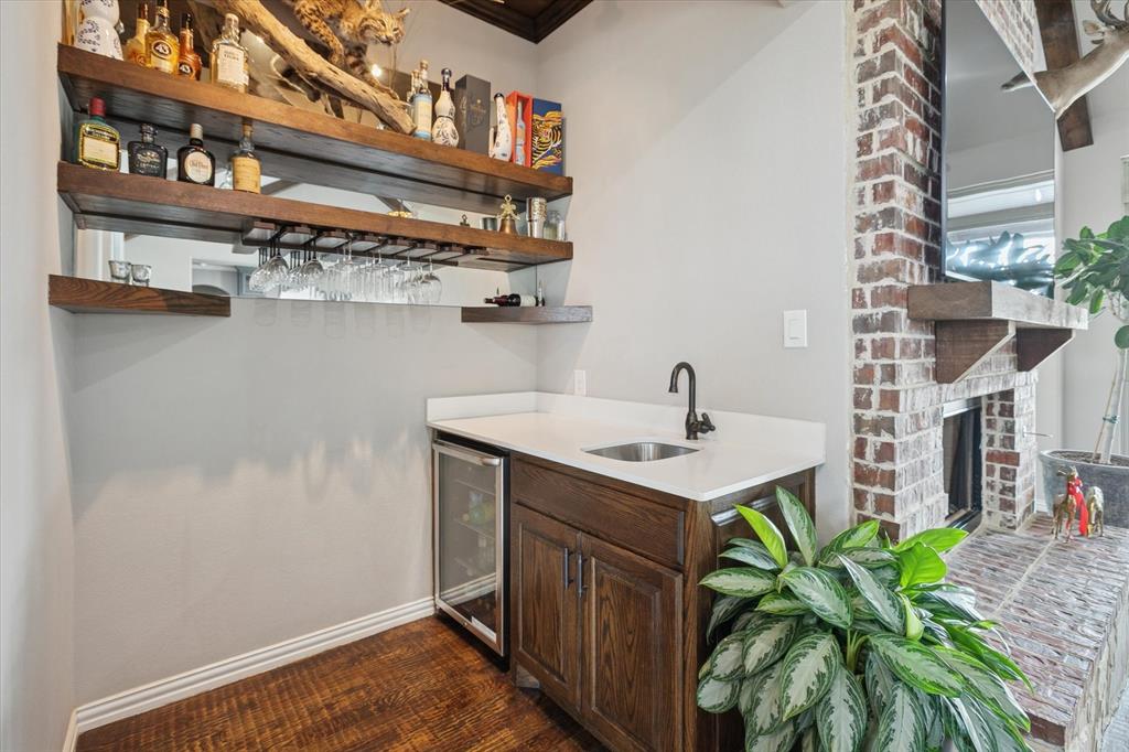 542 Pierce Road Red Oak, TX 75154 - Photo 19 of 40 a utility room with cabinets