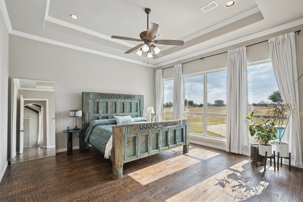 542 Pierce Road Red Oak, TX 75154 - Photo 20 of 40 a view of a livingroom with furniture window and wooden floor