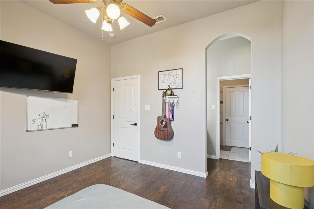542 Pierce Road Red Oak, TX 75154 - Photo 27 of 40 a view of a livingroom with furniture and a flat screen tv