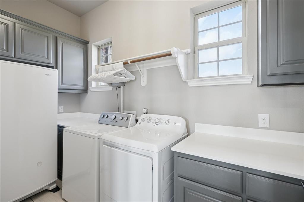 542 Pierce Road Red Oak, TX 75154 - Photo 29 of 40 a utility room with dryer and washer