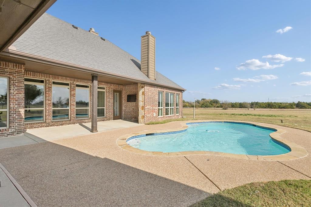 542 Pierce Road Red Oak, TX 75154 - Photo 31 of 40 a house with swimming pool in front of it