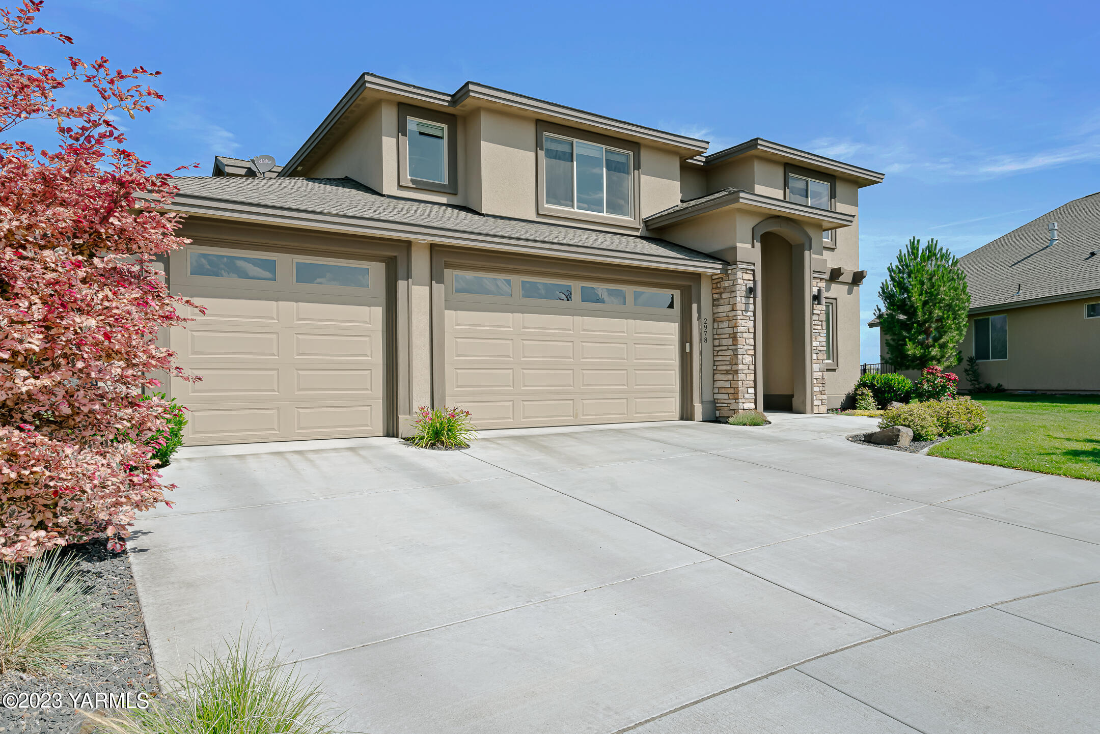 2978 Crosswater Loop Richland, WA 99354 - Photo 1 of 34 a front view of a house with a yard and garage