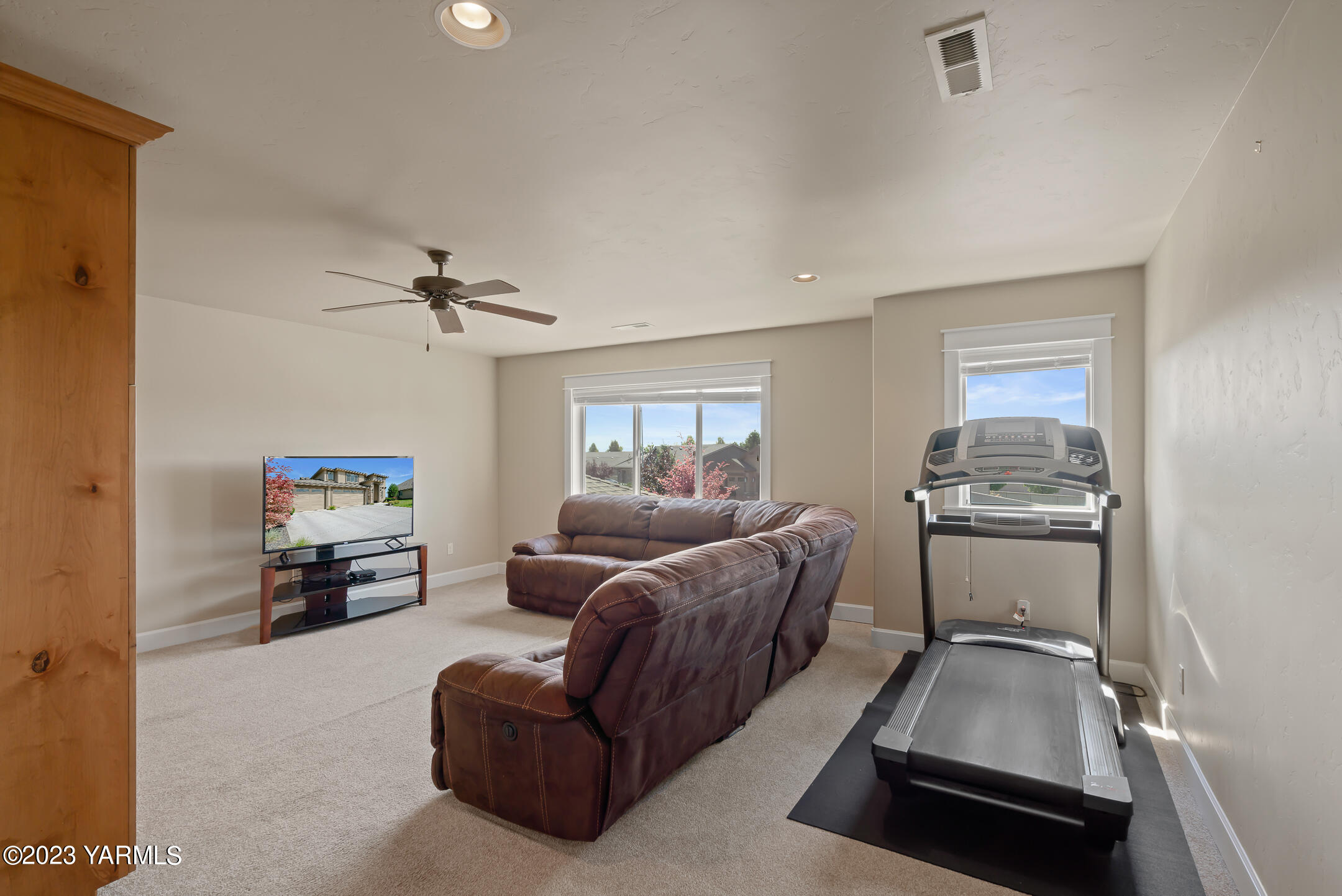 2978 Crosswater Loop Richland, WA 99354 - Photo 20 of 34 a living room with furniture and a flat screen tv