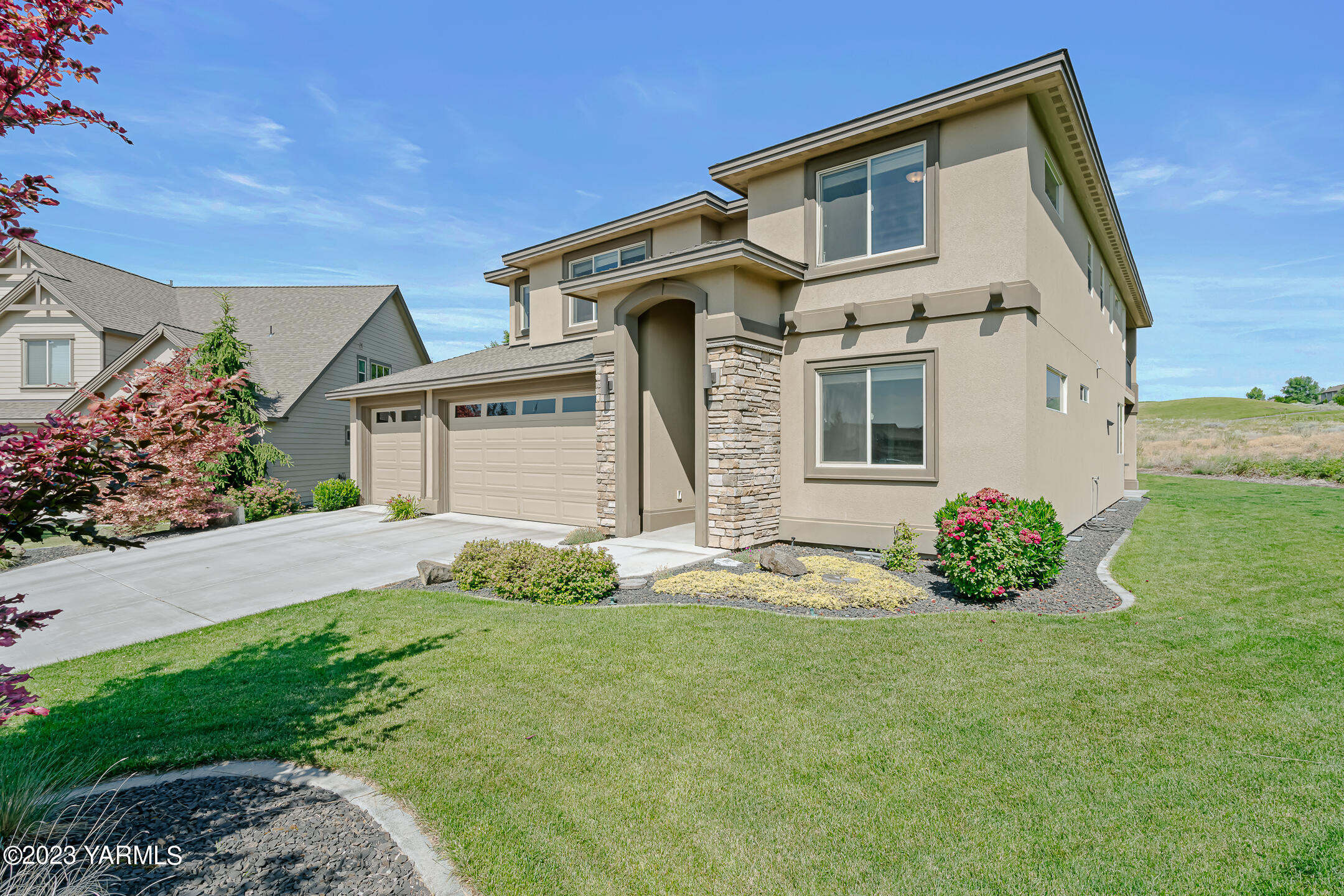 2978 Crosswater Loop Richland, WA 99354 - Photo 2 of 34 a front view of a house with a yard