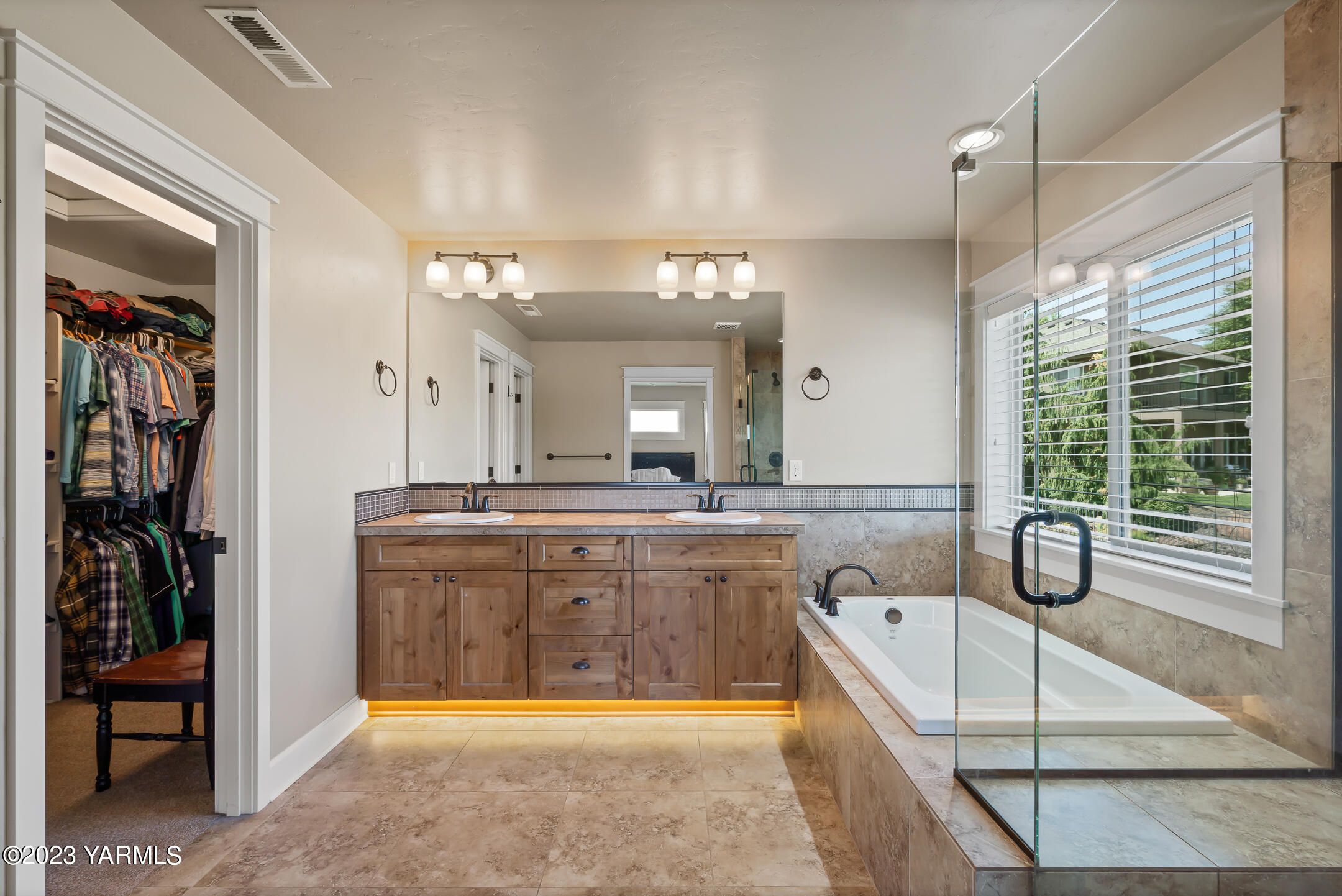 2978 Crosswater Loop Richland, WA 99354 - Photo 27 of 34 a spacious bathroom with a tub sink and mirror