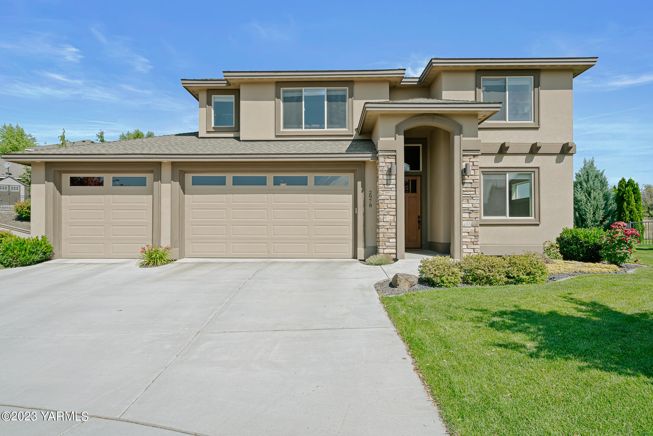 2978 Crosswater Loop Richland, WA 99354 - Photo 3 of 34 a front view of a house with yard