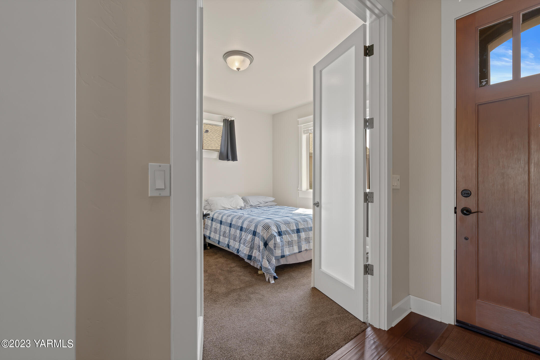 2978 Crosswater Loop Richland, WA 99354 - Photo 5 of 34 a room with a bed and wooden floor