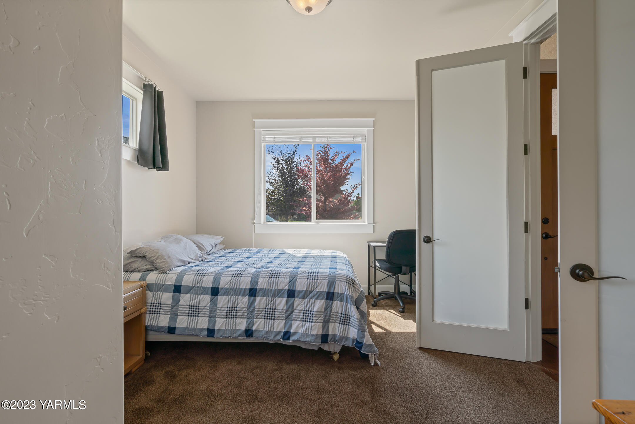 2978 Crosswater Loop Richland, WA 99354 - Photo 6 of 34 a bedroom with a bed and a painting on the wall