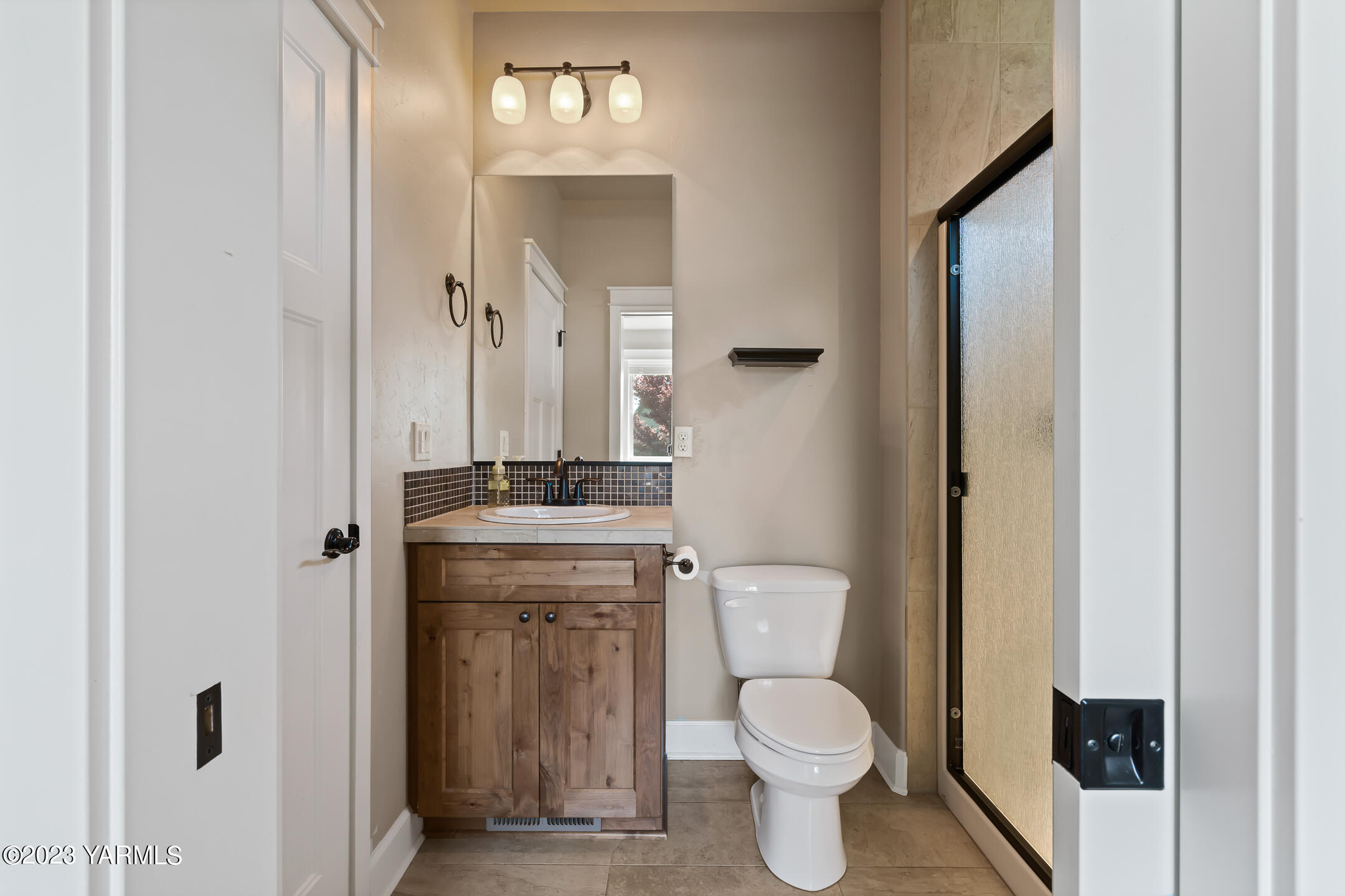 2978 Crosswater Loop Richland, WA 99354 - Photo 7 of 34 a bathroom with a toilet a sink and mirror