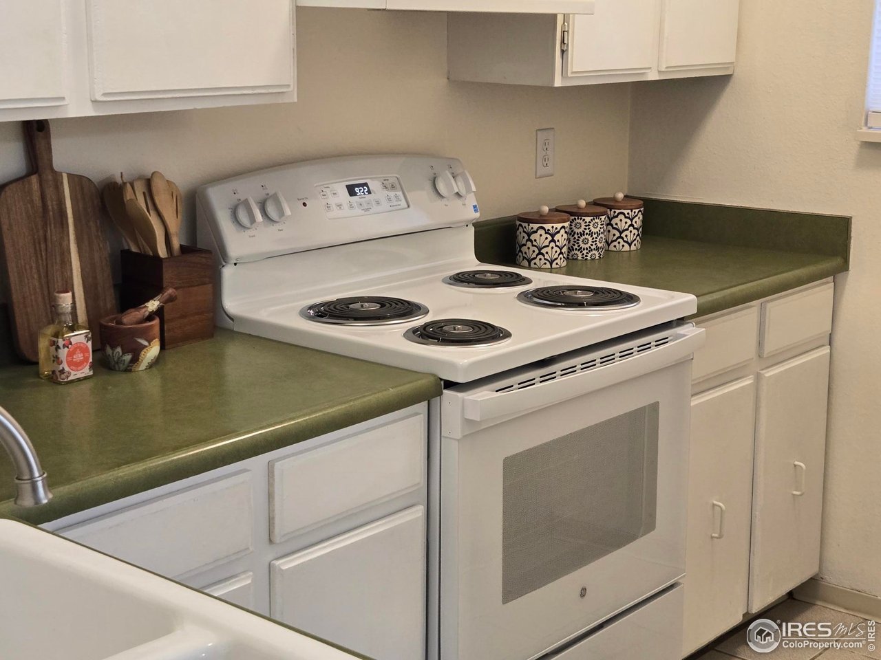 1705 Heatheridge Road, Unit E101 Fort Collins, CO 80526 - Photo 11 of 23 a stove top oven sitting inside of a kitchen