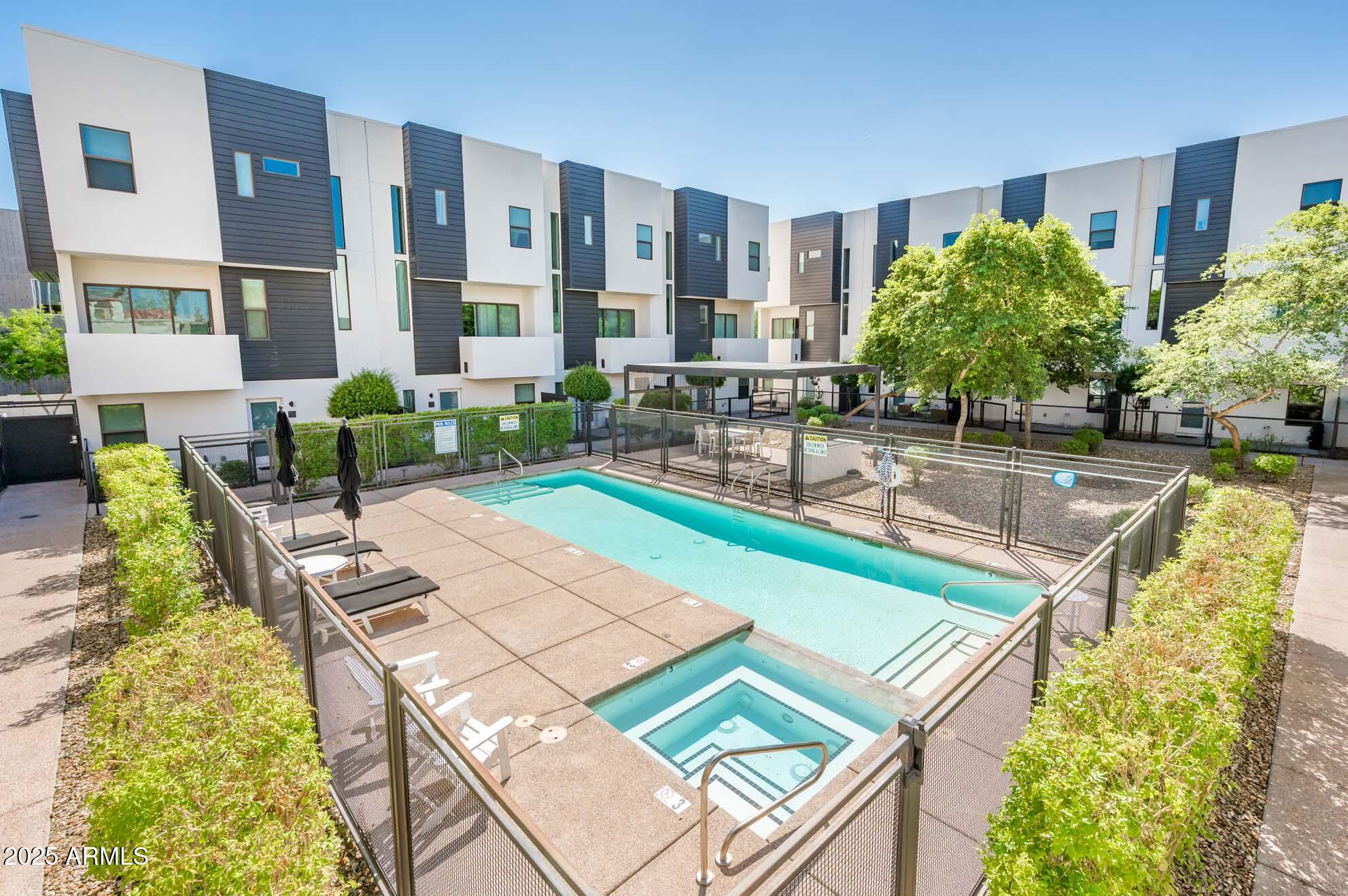 325 East Coronado Road, Unit 13 Phoenix, AZ 85004 - Photo 2 of 32 325 E Coronado Rd Unit 13 - MLS-44