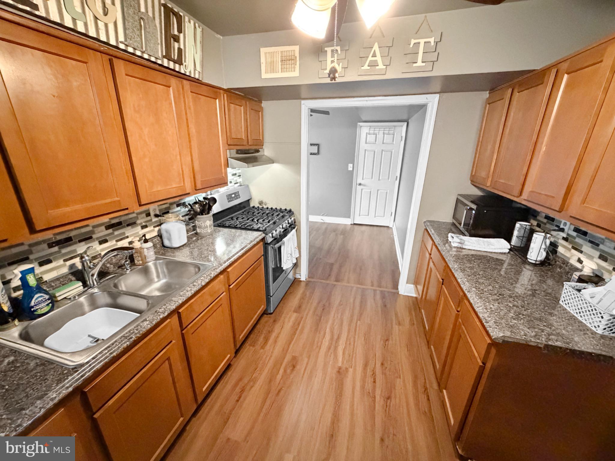 15 Mark New Castle, DE 19720 - Photo 6 of 13 Warm and inviting kitchen with modern finishes.