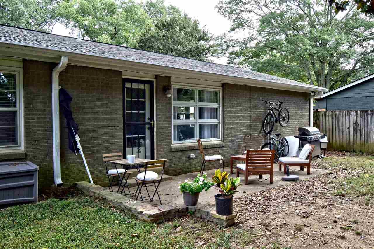 1065 Ivy Road Memphis, TN 38117 - Photo 18 of 20 a view of a chair and table in backyard of the house