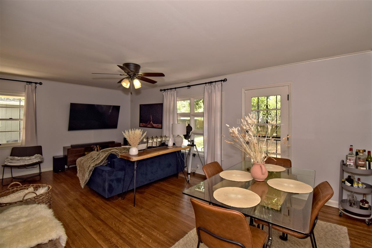 1065 Ivy Road Memphis, TN 38117 - Photo 8 of 20 a living room with furniture and a flat screen tv