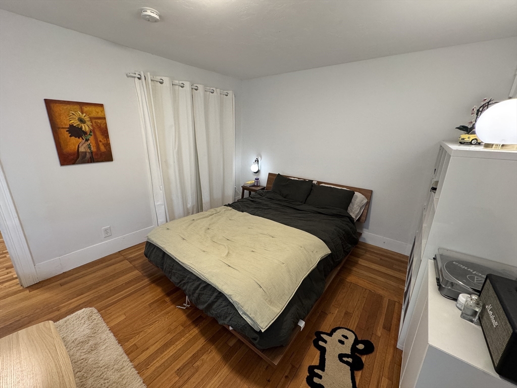 5 Blake Street, Unit 4 Cambridge, MA 02140 - Photo 3 of 14 a bed sitting in a bedroom next to a window