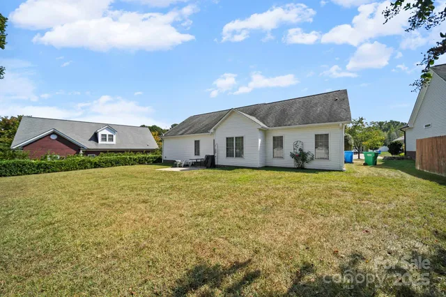 a view of a house with a backyard
