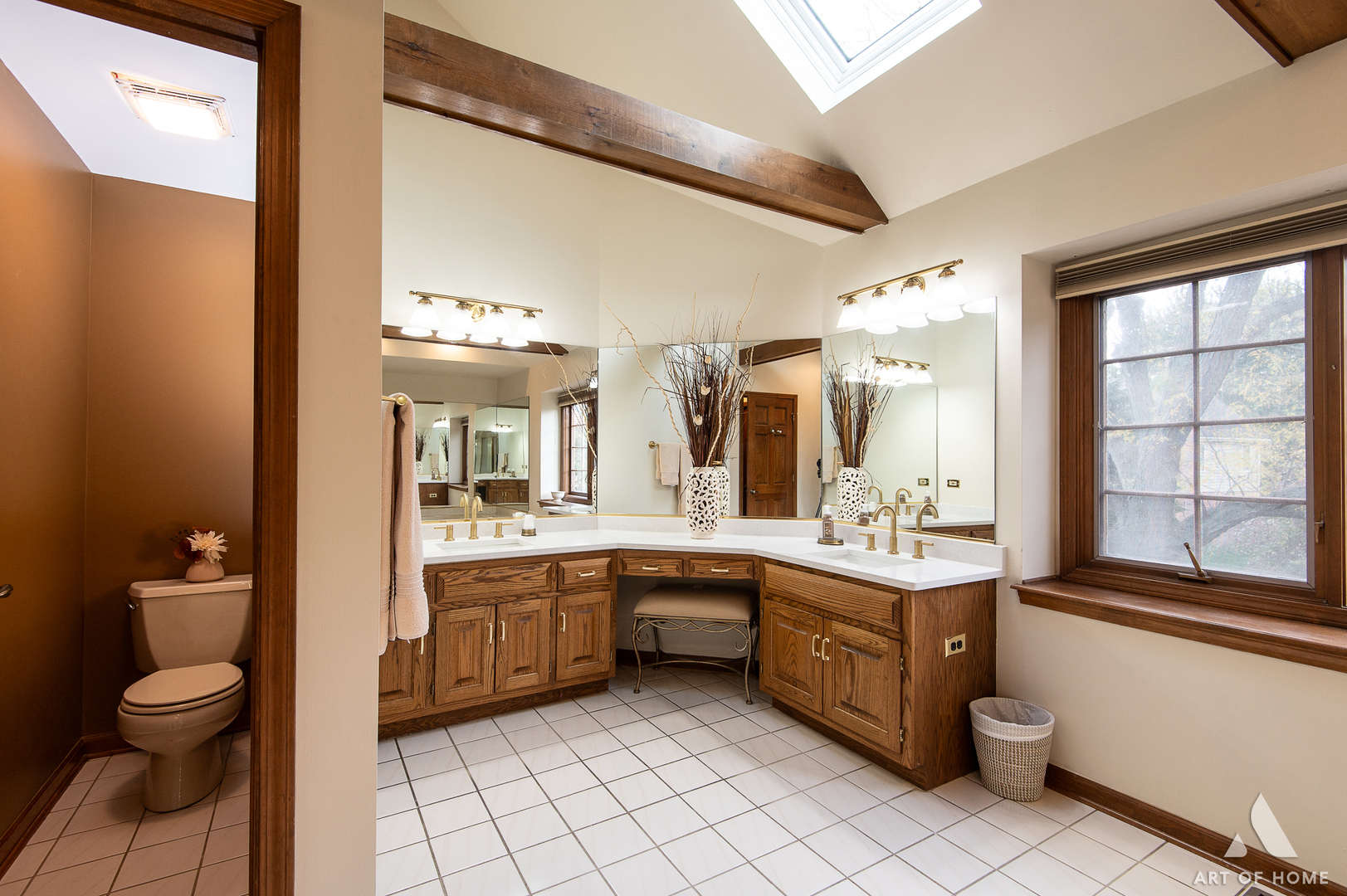 3112 Turnberry Road St. Charles, IL 60174 - Photo 41 of 77 a bathroom with a toilet a sink and a bathtub