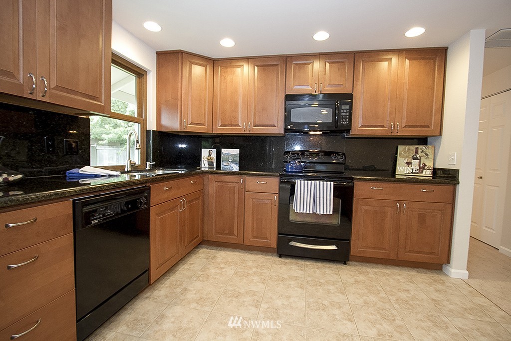 15121 111th Avenue Northeast Bothell, WA 98011 - Photo 4 of 16 Gallery Image 4