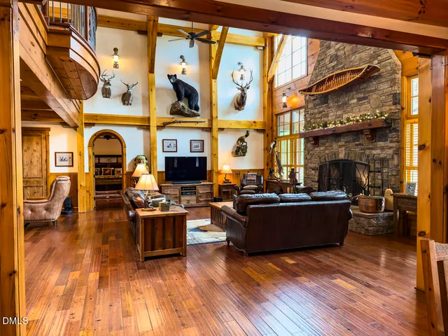 a view of a back yard