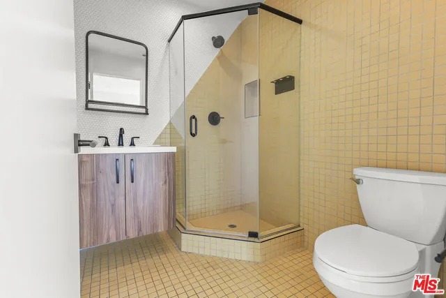 a bathroom with a toilet and a shower