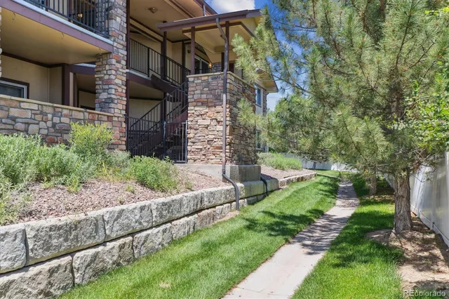 a view of a yard of the house