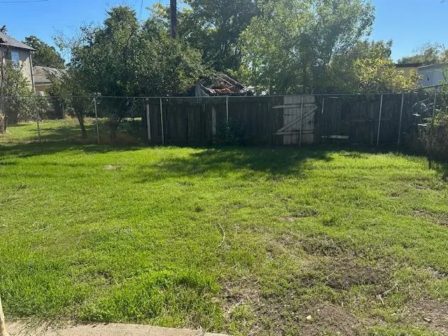 a view of a backyard