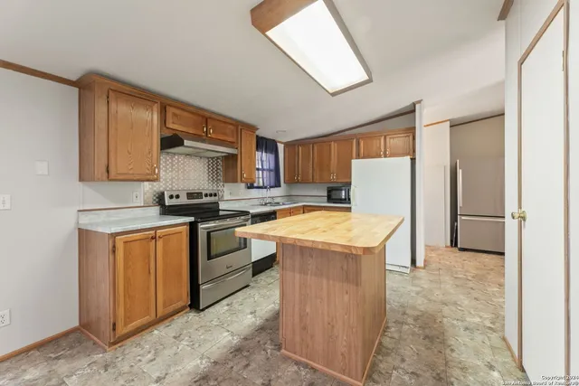 $285,000 | 337 County Road 2518, Moore, TX 78057