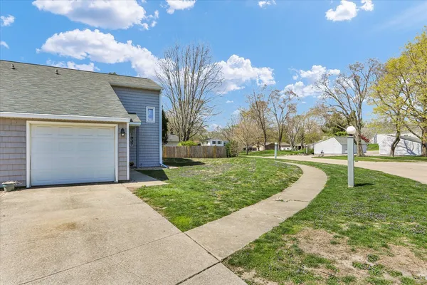 $169,900 | 1937 Blackthorn Drive, Unit 1937, Champaign, IL 61821