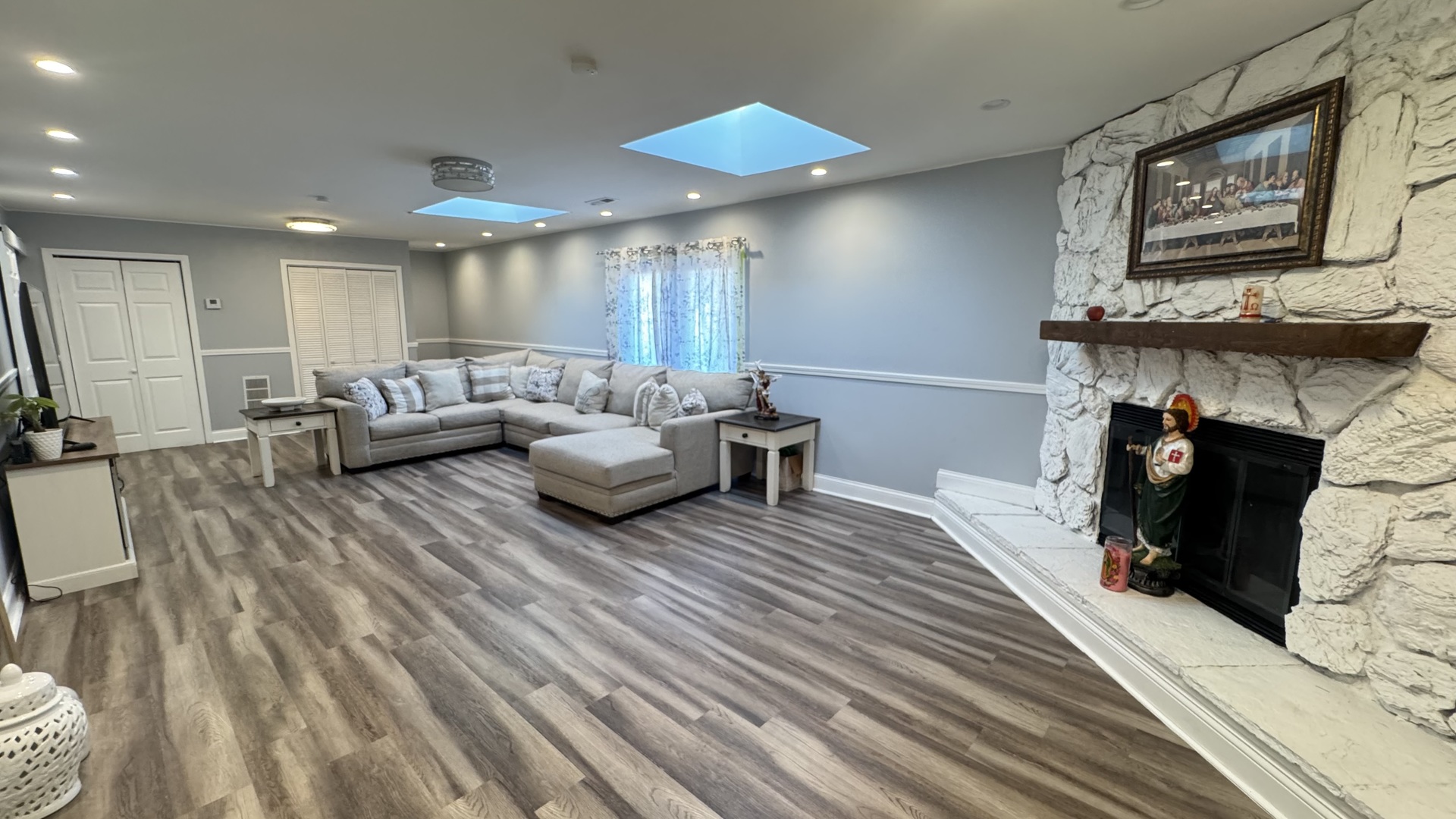 7700 West 83rd Street Bridgeview, IL 60455 - Photo 9 of 37 a living room with furniture and a table