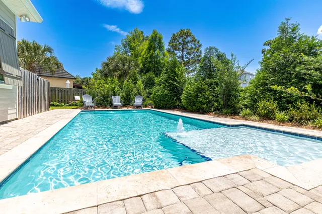 a view of a backyard